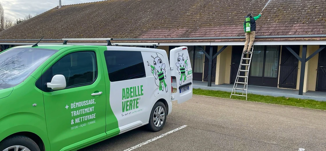 Toiture entrain d'être nettoyée